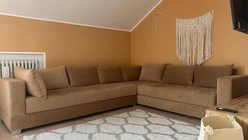 Apartment, 2 Schlafzimmer, Terrasse, Stadtblick | Wohnbereich | Flachbildfernseher