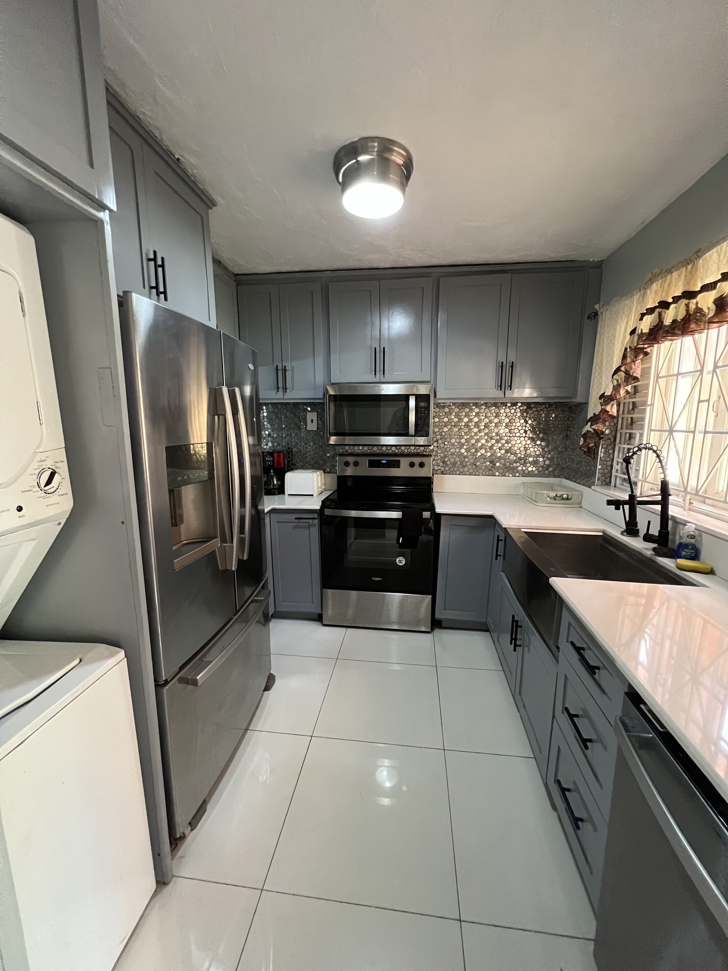 Refrigerador, microondas, horno y parrilla de estufa 