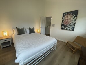 4 quartos, escrivaninha, ferros/tábuas de passar roupa, berço de viagem