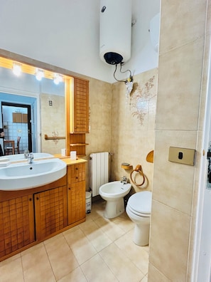 Apartamento, 2 quartos, para fumantes, sacada | Banheiro