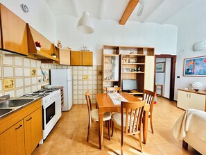 Apartamento, 2 quartos, para fumantes, sacada | Sala de jantar