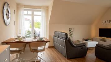 Apartment, 2 Schlafzimmer, Balkon, Gartenblick | Speisen