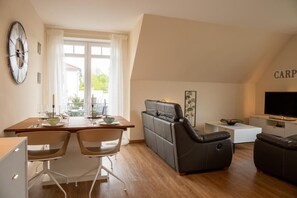 Appartement, 2 chambres, balcon, vue sur le jardin | Restauration