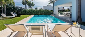 Extravagant 5-BDRM Villa - HEATED POOL & GYM