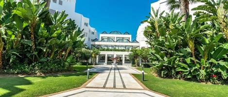 المنطقة المحيطة بالمنشأة