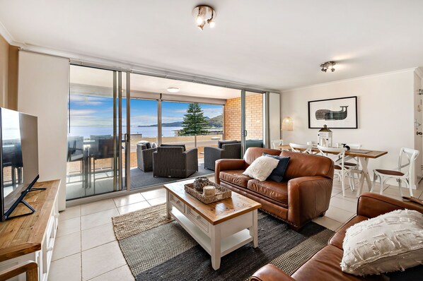 Living area - The Crest Shoal Bay - Prime Location Amazing Views (Shoal Bay)