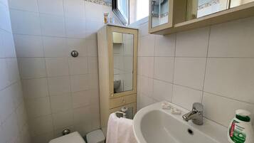 Room, 1 Bedroom, City View | Bathroom amenities
