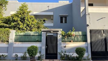 House, 4 Bedrooms, Smoking, Balcony | Property entrance