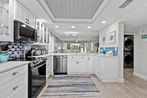 Fridge, microwave, oven, stovetop - Jupiter Beach Condo Retreat (Jupiter)