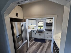 Kühlschrank, Mikrowelle, Ofen, Herdplatte