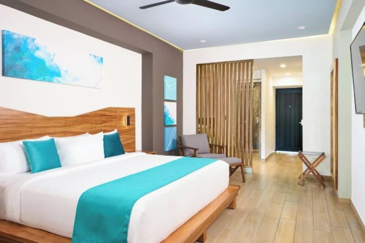 Deluxe King Size Partial Lagoon View