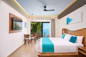 Deluxe King Size Front Lagoon View | 1 bedroom, premium bedding, Tempur-Pedic beds, minibar - Cristalino Lagoon Front Hotel Restaurant & SPA (Bacalar)