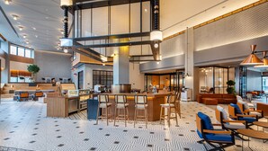 A spacious lobby with a central bar area, seating arrangements, and a high ceiling with modern lighting fixtures. - Shanghai Hongqiao NECC Glory Hotel (Shanghai)