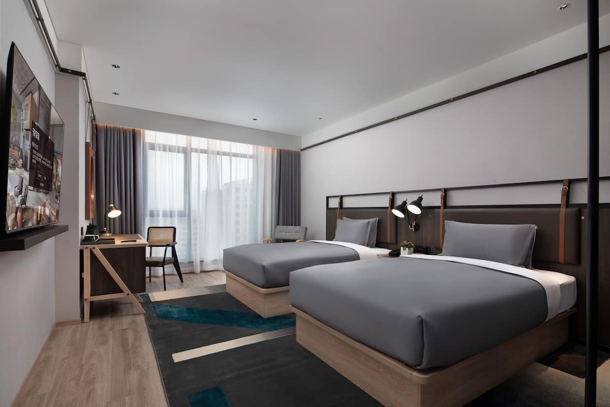 Habitación Confort con 2 camas individuales | Espacio para trabajar con un portátil y cortinas opacas