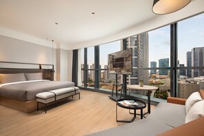 Cubrecamas, espacio para trabajar con laptop y wifi gratis 