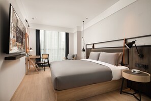Habitación empresarial individual | Edredón, espacio para trabajar con laptop, wifi gratis y ropa de cama 