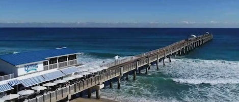 Chaises longues, serviettes de plage