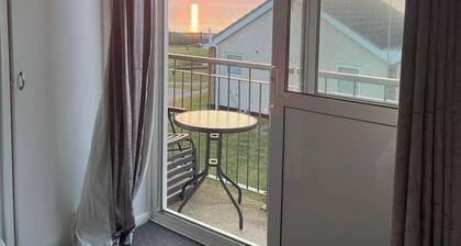 Villa - Sleeps 6 - Pets Ok - Pool - Parking