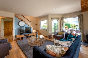 Smart TV, stereo - Number 2 on Onetangi Be My Guest Fabulous Beach pad for the Family (Waiheke Island)