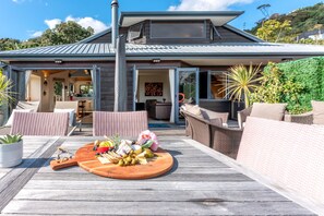 Outdoor dining - Number 2 on Onetangi Be My Guest Fabulous Beach pad for the Family (Waiheke Island)
