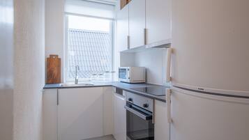 Køleskab, mikrobølgeovn, ovn, kogeplade