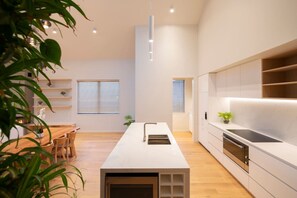 ثلاجة، ميكروويف، فرن، موقد طهي مسطح