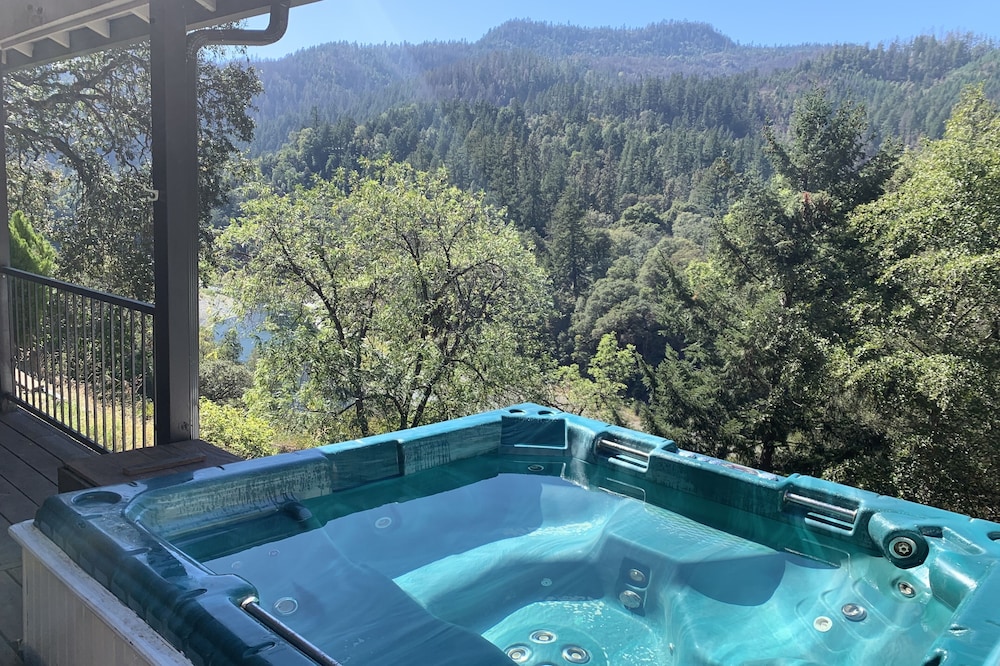 Relaxing Riverside Retreat (hot tub and waterfall!)