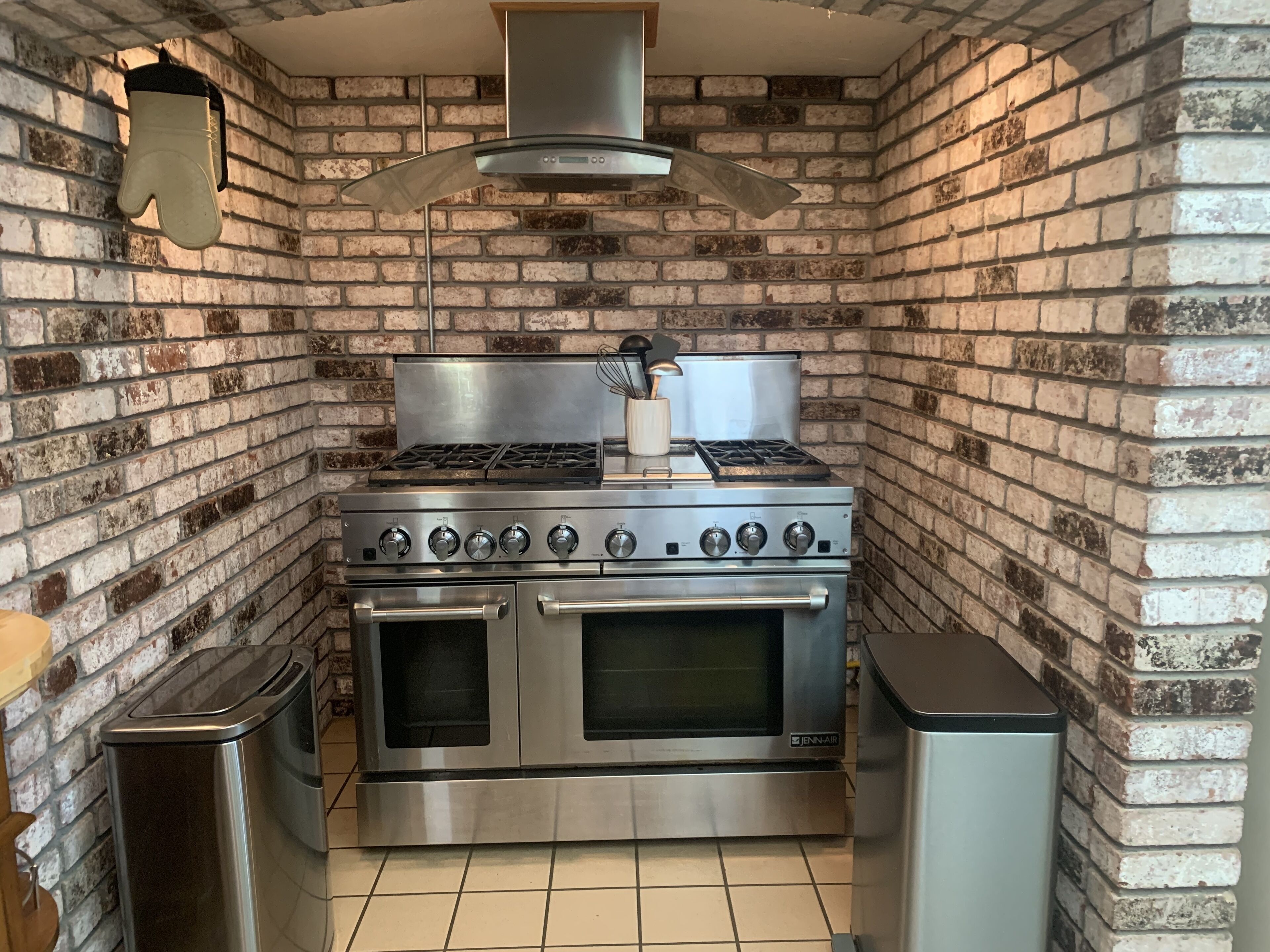 Relaxing Riverside Retreat (hot tub and waterfall!)