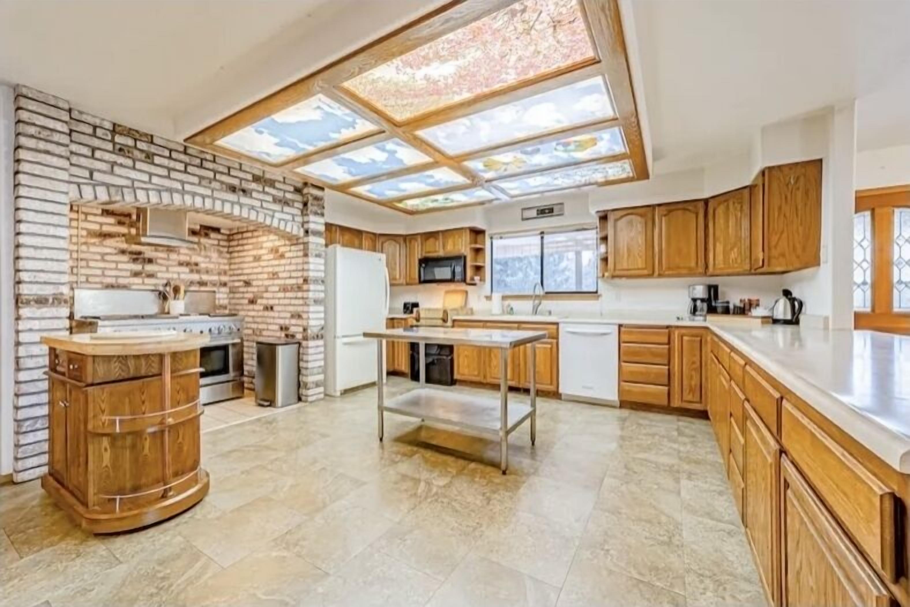 Relaxing Riverside Retreat (hot tub and waterfall!)