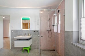 淋浴设施、吹风机、毛巾