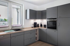 Kühlschrank, Mikrowelle, Ofen, Herdplatte