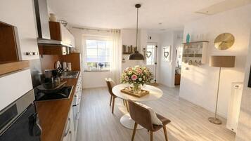 Kylskåp, mikrovågsugn, ugn och spishäll