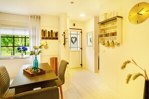 Dining - Holiday Home "Huus Ant Dörpsdiek" with Private Terrace, Shared Garden and Wi-Fi (Krummhörn)