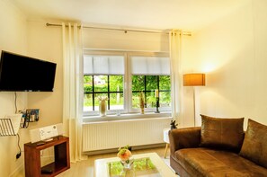 TV, fireplace - Holiday Home "Huus Ant Dörpsdiek" with Private Terrace, Shared Garden and Wi-Fi (Krummhörn)