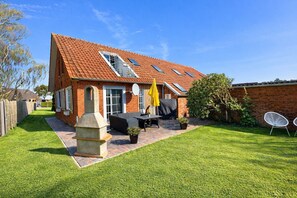 Outdoor dining - Welcome to Huus ant Koornfeld – Your Retreat in the Countryside (Osteel)