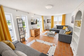 TV, stereo - Welcome to Huus ant Koornfeld – Your Retreat in the Countryside (Osteel)