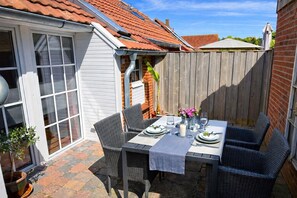 Outdoor dining - Welcome to Huus ant Koornfeld – Your Retreat in the Countryside (Osteel)