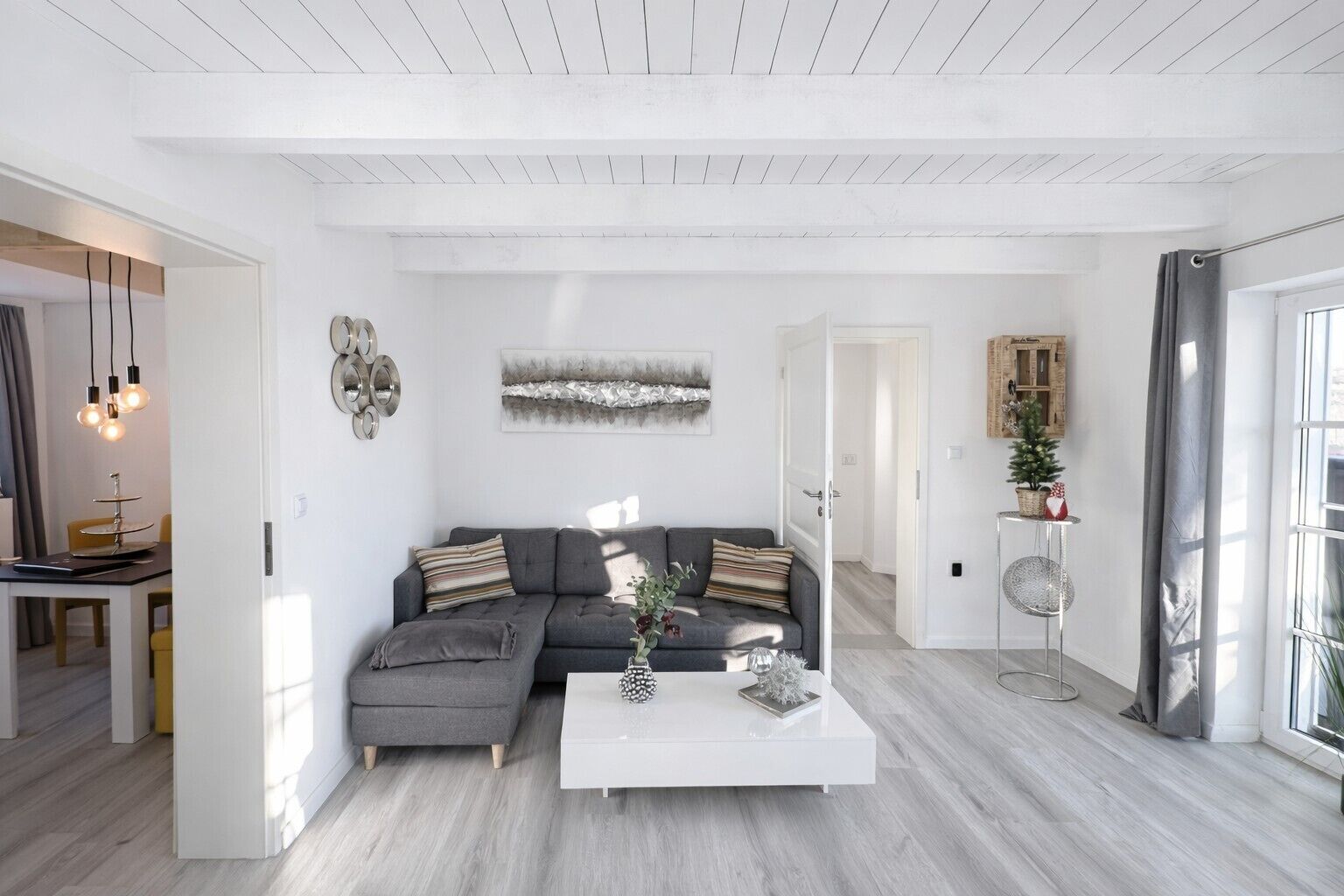 Fernseher, Kamin, Stereoanlage