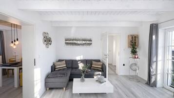 Fernseher, Kamin, Stereoanlage