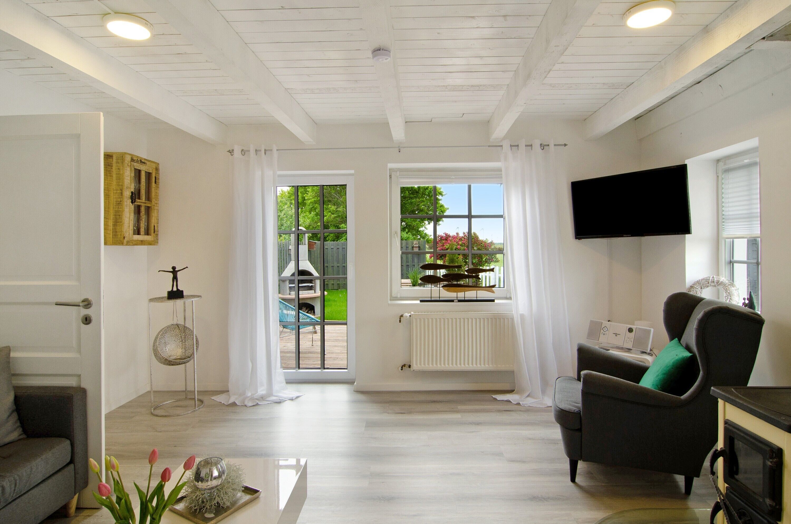 Tv, eldstad och en stereo