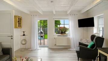 Tv, eldstad och en stereo