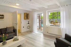 TV, fireplace, stereo