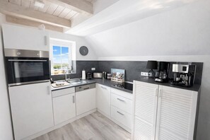 Fridge, oven, stovetop, dishwasher