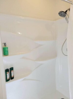 Dusche, Haartrockner, Handtücher, Seife