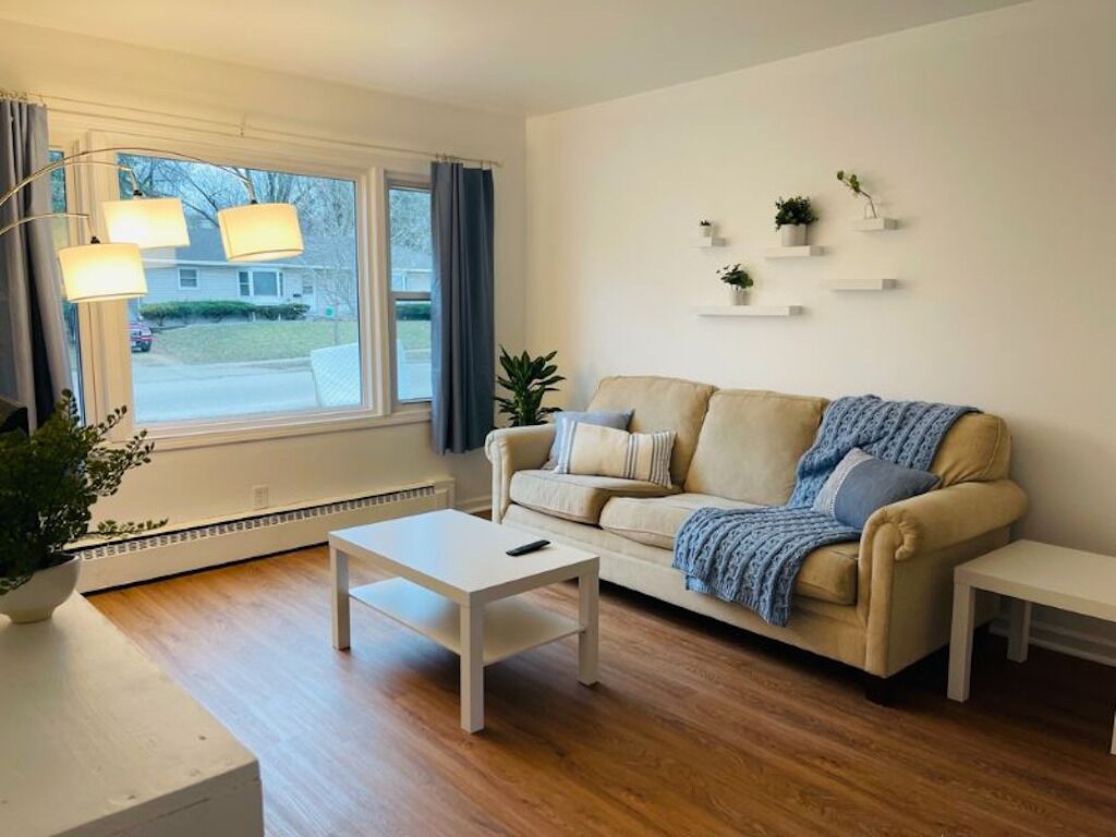 Cozy Newly Renovated Unit 15 Minutes From Downtown