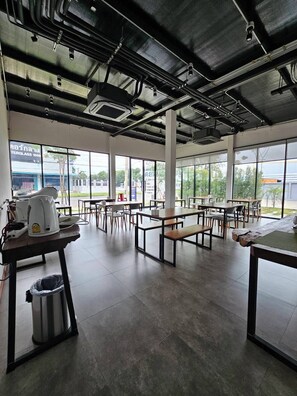 包含每日当地美食早餐