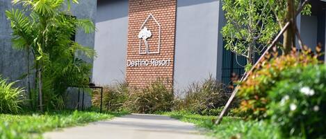 Minibar con artículos gratuitos, decoración personalizada y escritorio