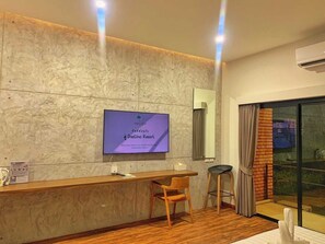 デラックス ツインルーム | ミニバー (無料)、客室ごとに異なる装飾、デスク、ノートパソコン用作業スペース