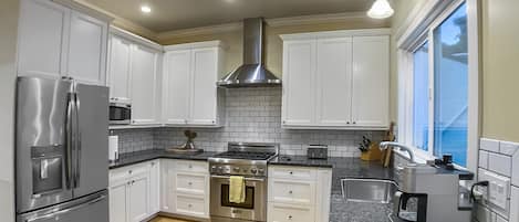 Four Ă micro-ondes, un four, surface de cuisson, lave-vaisselle