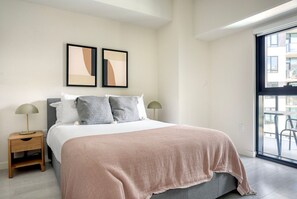 1 dormitorio, tabla de planchar con plancha, wifi y ropa de cama